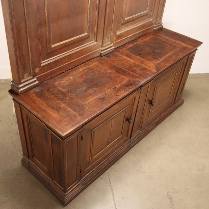 Sideboard with riser
