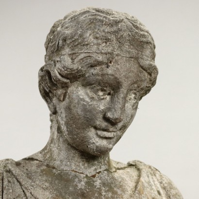 Statue de jardin représentant une figure féminine