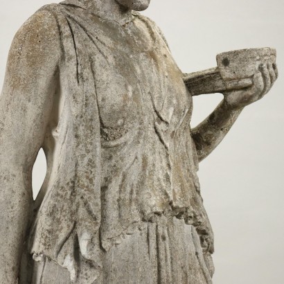 Statue de jardin représentant une figure féminine