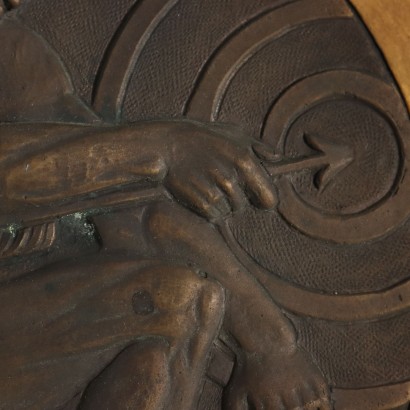 Bajorrelieve de bronce con la figura de A, Bajorrelieve con la figura de un arquero, placa del siglo XX con la figura de Bassori