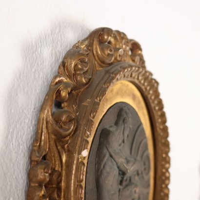 Bajorrelieve de bronce con la figura de A, Bajorrelieve con la figura de un arquero, placa del siglo XX con la figura de Bassori