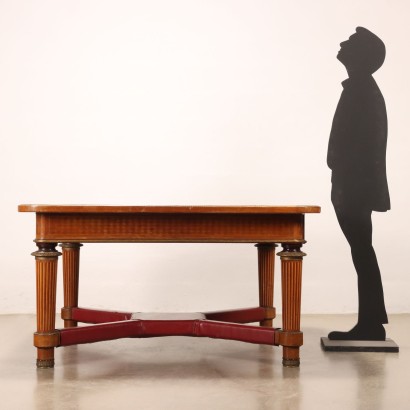 Ausziehbarer Tisch im neoklassizistischen Stil