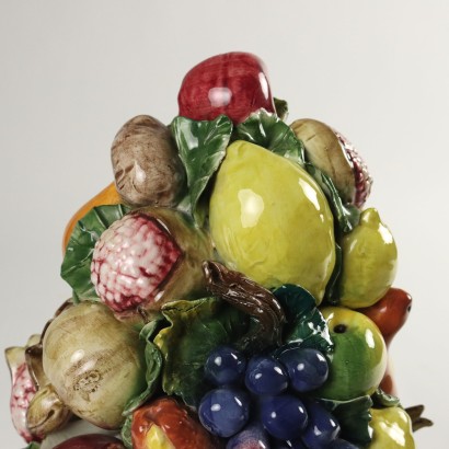Korb mit Fruchtpyramide aus Keramik