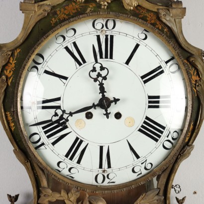 Uhr mit Holzregal